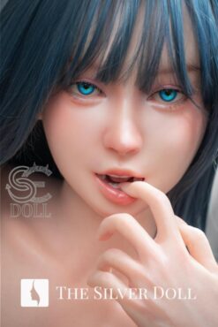 Maya si alza la gonna