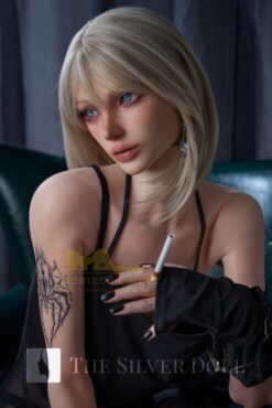 Bailey dans un fauteuil en cuir noir