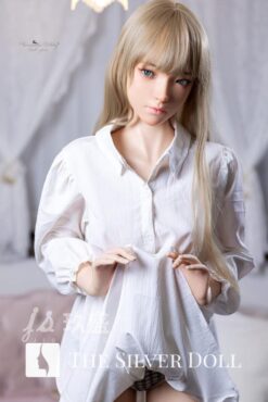 Sora in abito bianco