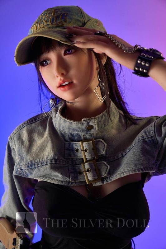 Caiyue en acción con una pistola