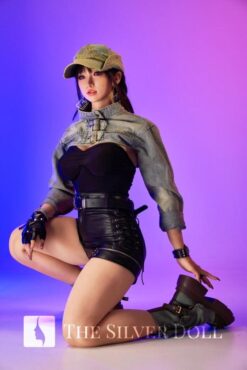 Caiyue in azione con la pistola