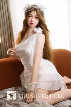 Alice pelirroja en su sofá