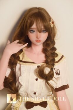 Kazumi Yuri con capelli lunghi castani