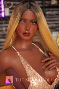 Natalie blonde avec peau foncée