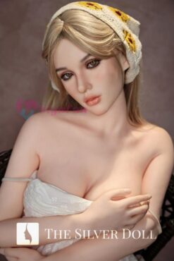 Cecily in nighty bianco