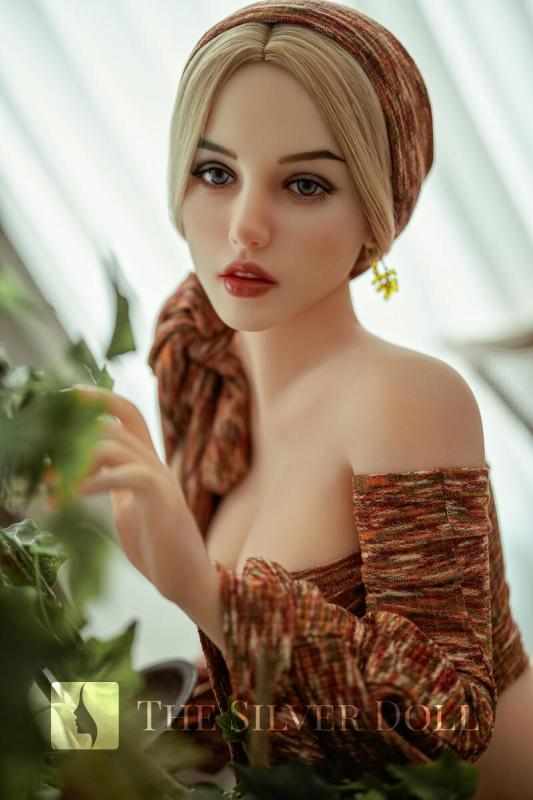 Minerva takes off her clothes