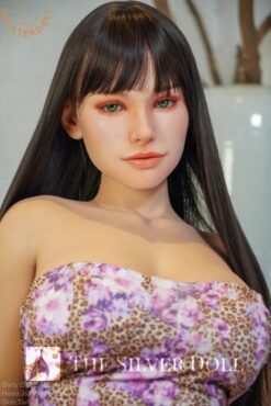 Fieva sur une chaise en osier