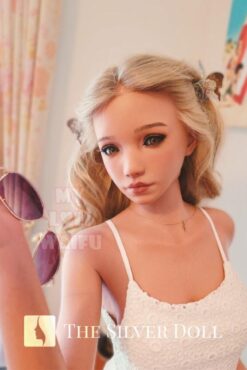 Tina con occhiali da sole