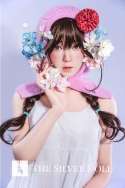 Enya con un mazzo di fiori