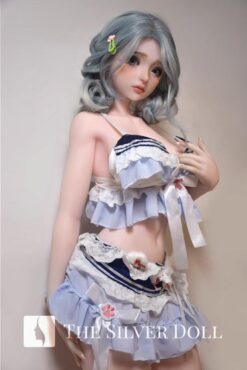 Kazumi Yuri montre sa poitrine