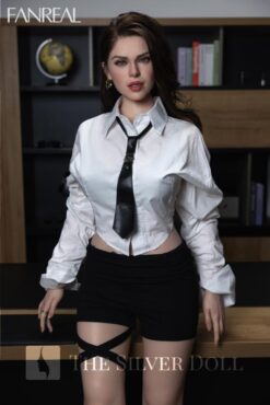 Gina con camisa y corbata