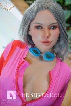 Fieva se déshabille en plein air