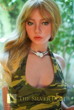 Utia en top et short à thème militaire