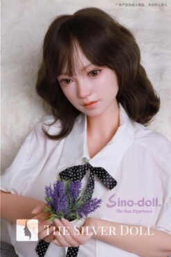 Linxing brunette in white shirt