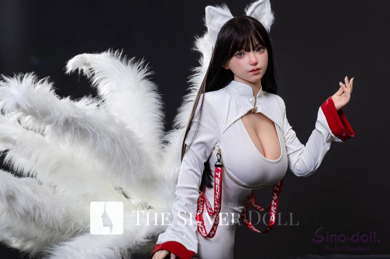 Lindong brunette with white feathers