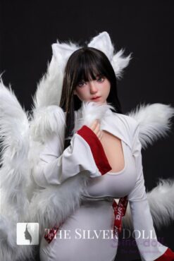 Lindong morena con plumas blancas