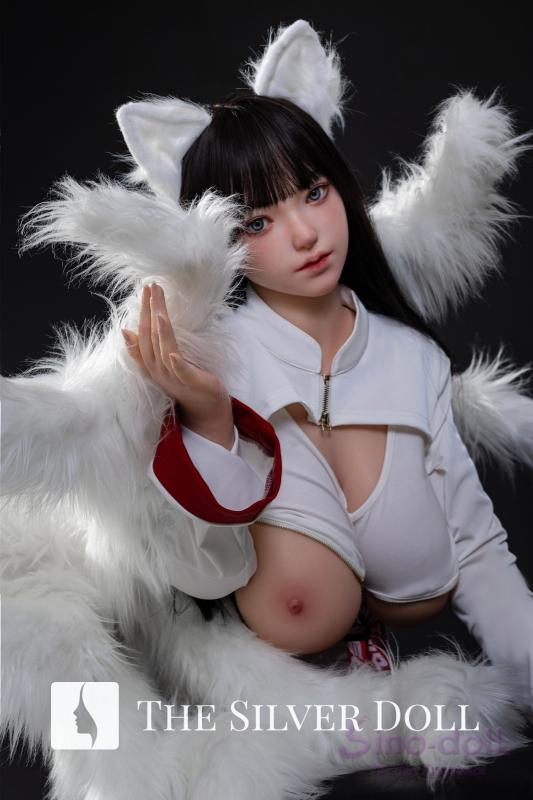 Lindong brunette with white feathers