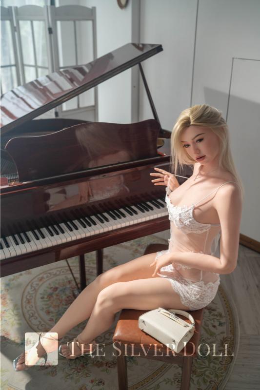 Louisa blonde pianist naked
