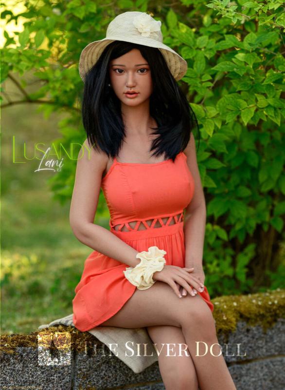 Lani in abito estivo color arancione