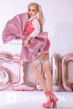 Aimee en vestido de lana rosa