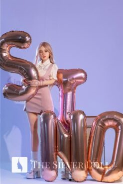 Linchun en vestido morado