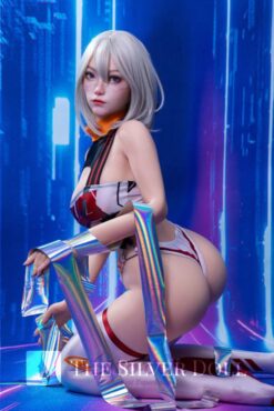 Linzi con cabello blanco