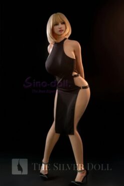 Linchun blonde en robe noire