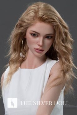 Maggie con un vestido largo blanco