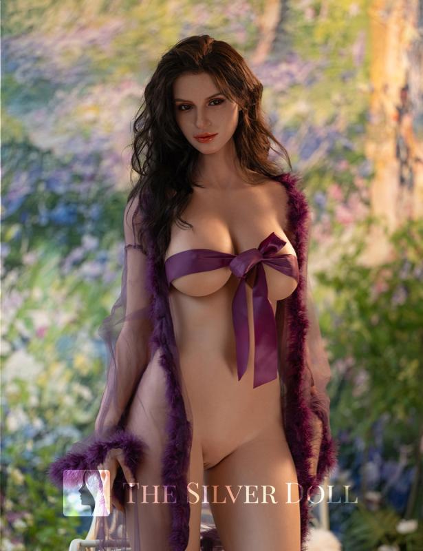 Elodie nuda in giardino