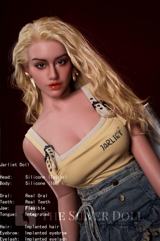 Taylor with long blonde hair