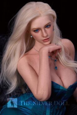 Lena dans une longue robe bleue