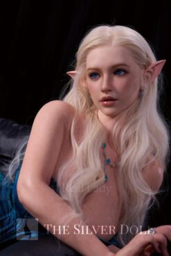 Lena dans une longue robe bleue