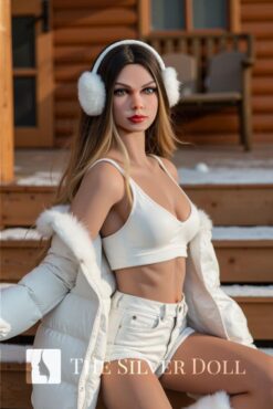 Sarah tutta in bianco, allo chalet