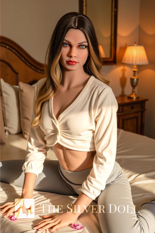 Sarah pose sur le lit